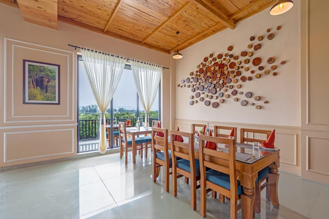 The dining room with a balcony over the trees